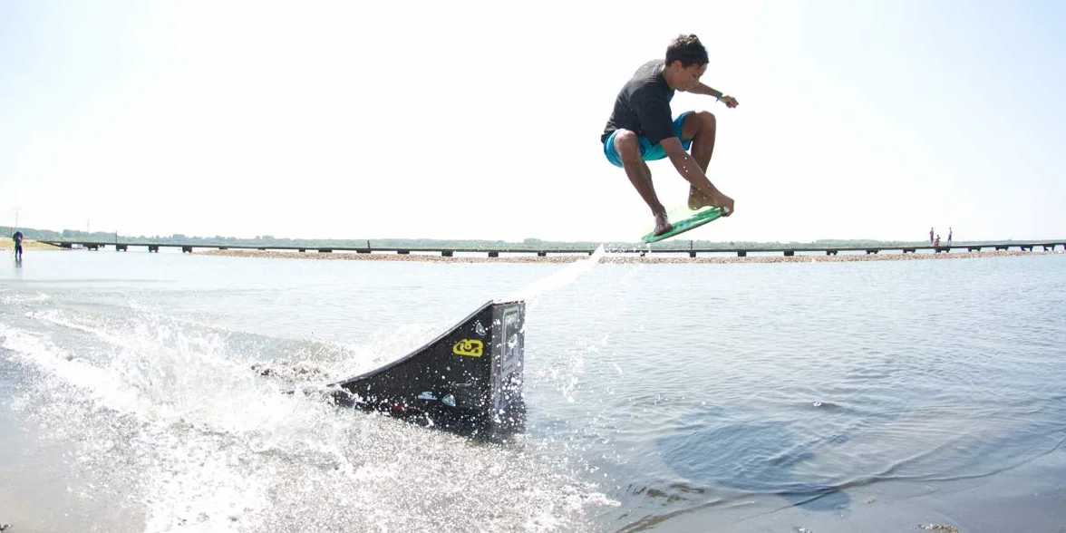 DB Skimboards Proto Plank Skimboard, struttura in acero/pioppo, motivo rocker 3D, parte superiore e inferiore in HPL resistente, grafica serigrafata epossidica, prodotto negli Stati Uniti